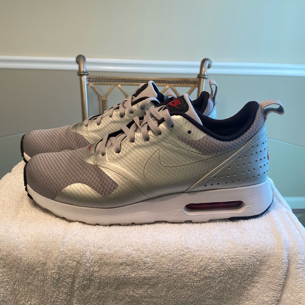 Nike Women’s Air Max Tavas - Picture 4 of 10